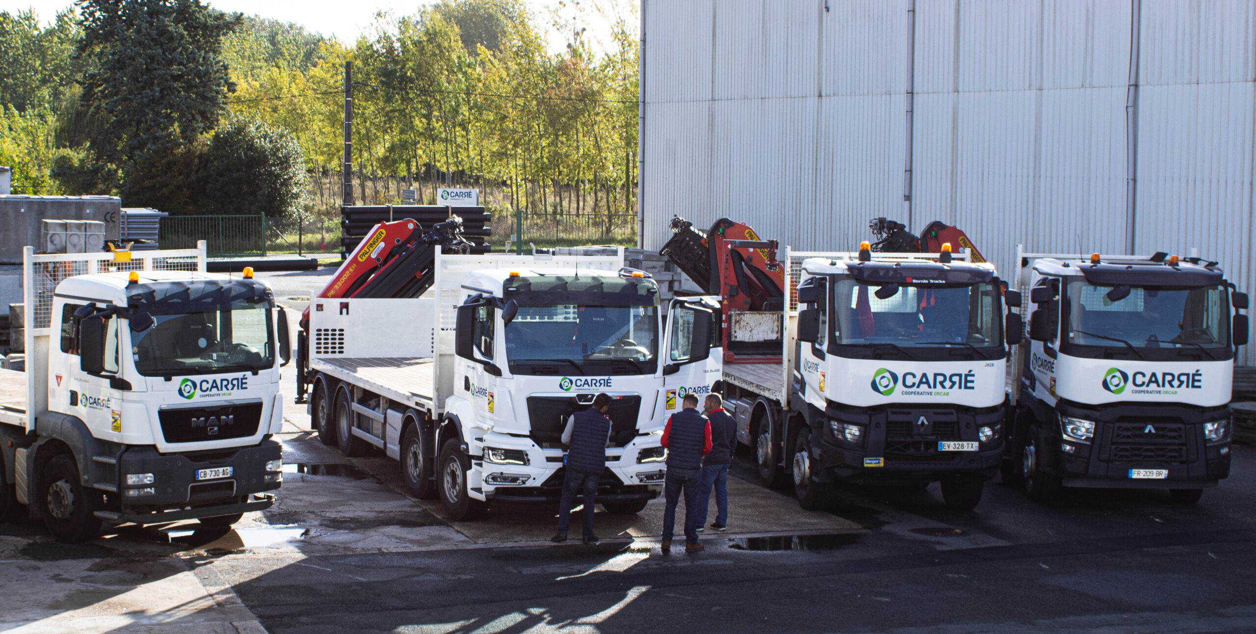 Les quatre camions de la coopérative alignés.