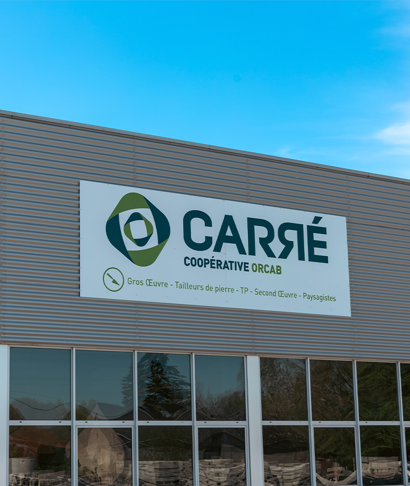 Façade du bâtiment Carré avec en gros le logo de la coopérative Carré.